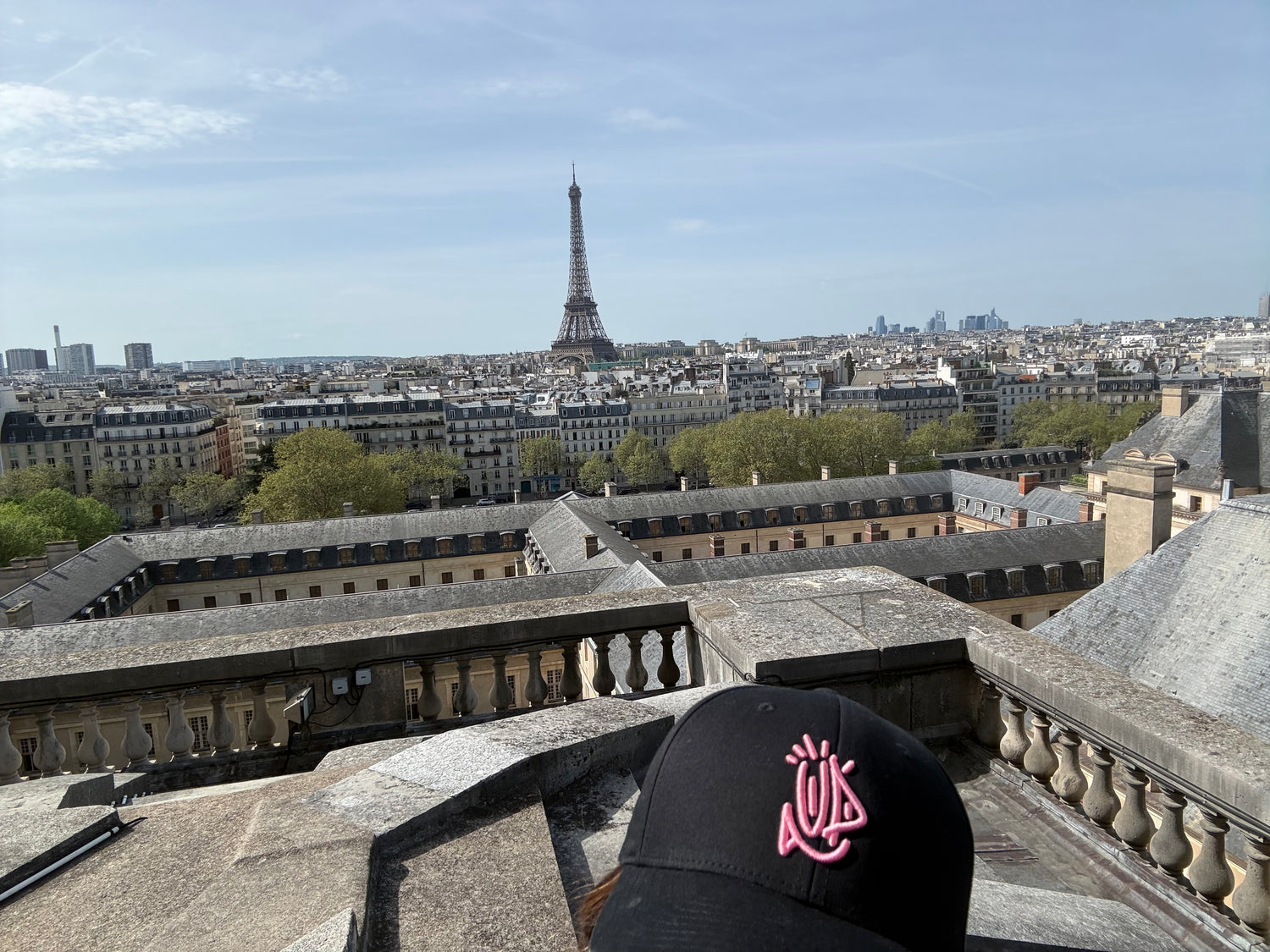 Casquette Up by Onemizer sur les toits de Paris avec la Tour Eiffel en arrière plan