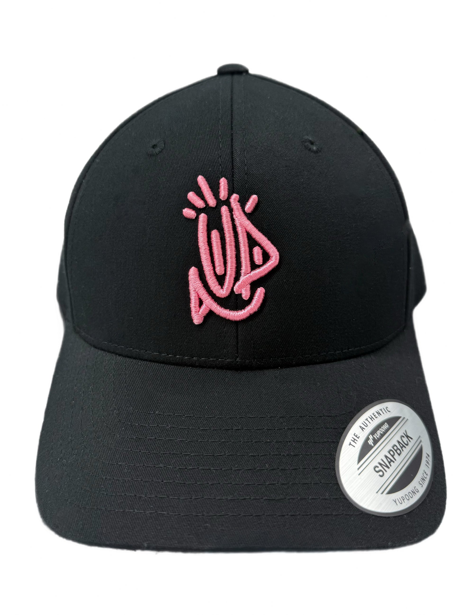 Accessoire streetwear Onemizer : Casquette noire avec broderie 3D logo UP rose.
