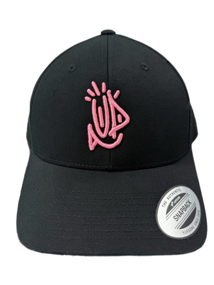 Accessoire streetwear Onemizer : Casquette noire avec broderie 3D logo UP rose.