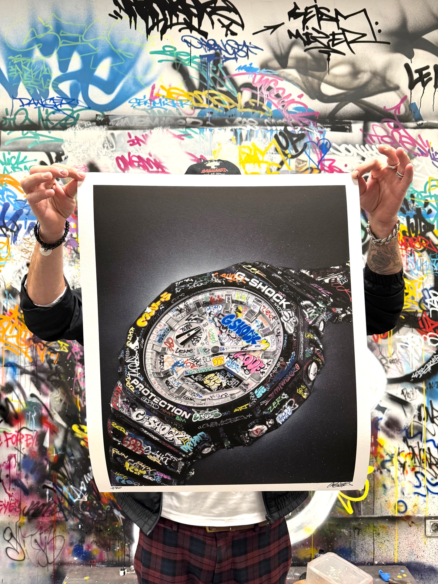 L'artiste Onemizer présentant le print en édition limitée G-Shock GA 2100 dans son atelier