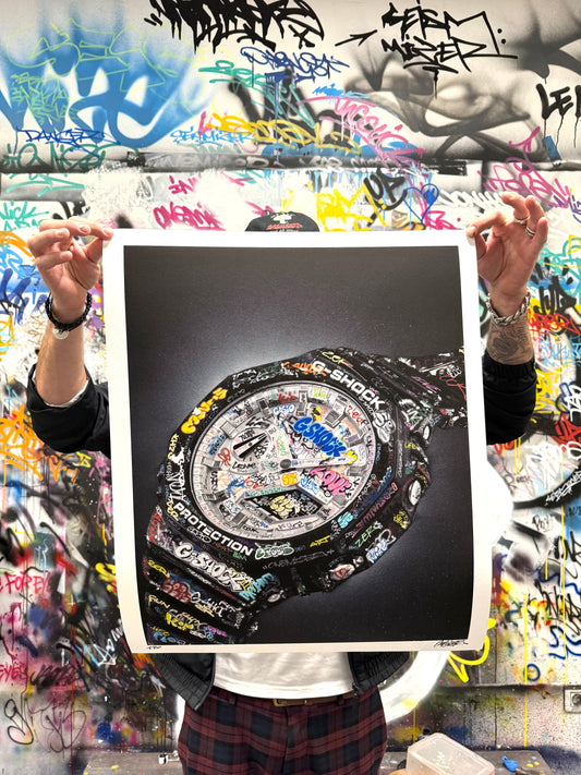 L'artiste Onemizer présentant le print en édition limitée G-Shock GA 2100 dans son atelier