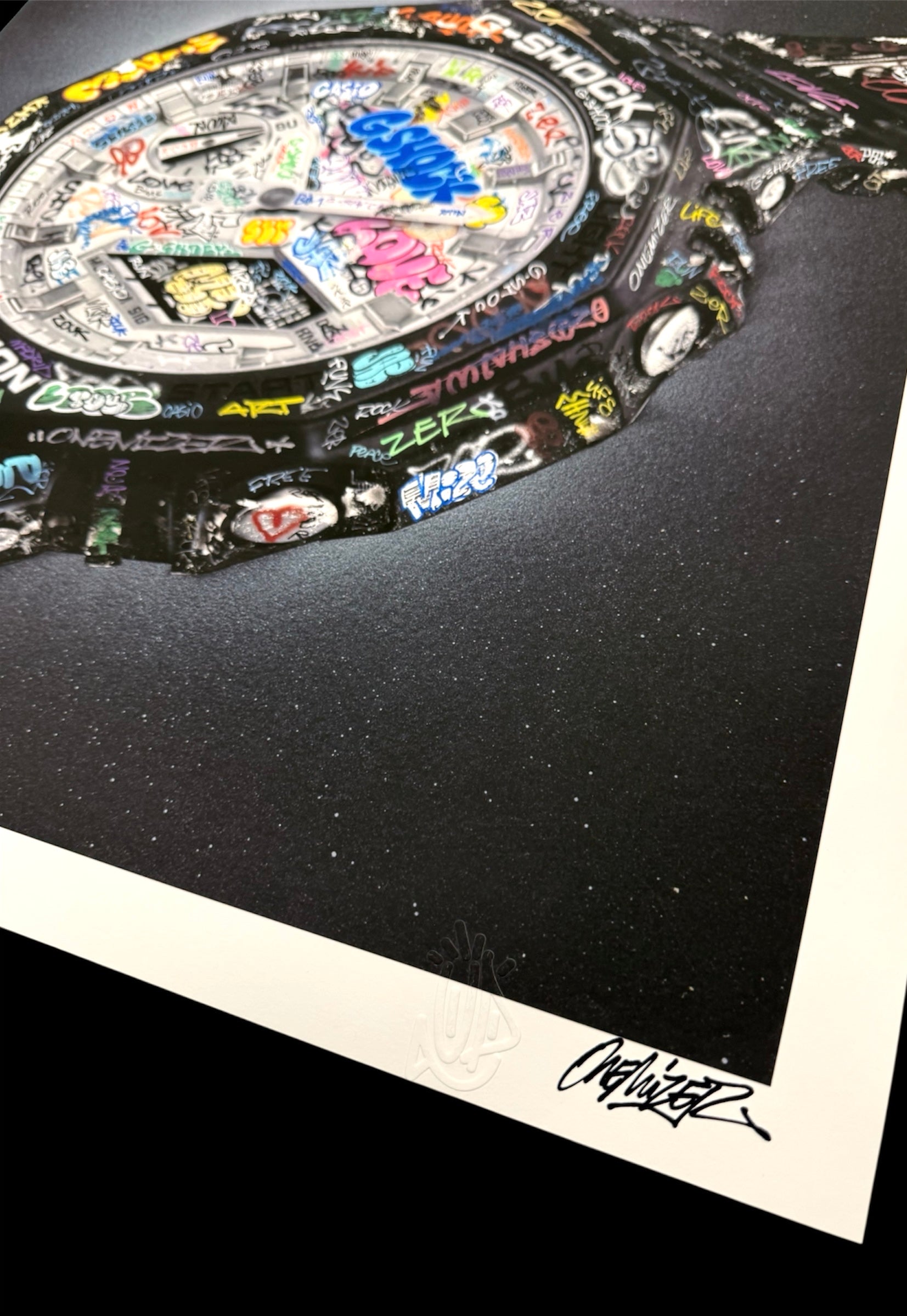 Gros plan sur le sceau en relief (gaufrage) UP et la signature originale de l'artiste Onemizer sur l'édition G-Shock.
