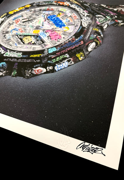 Gros plan sur le sceau en relief (gaufrage) UP et la signature originale de l'artiste Onemizer sur l'édition G-Shock.