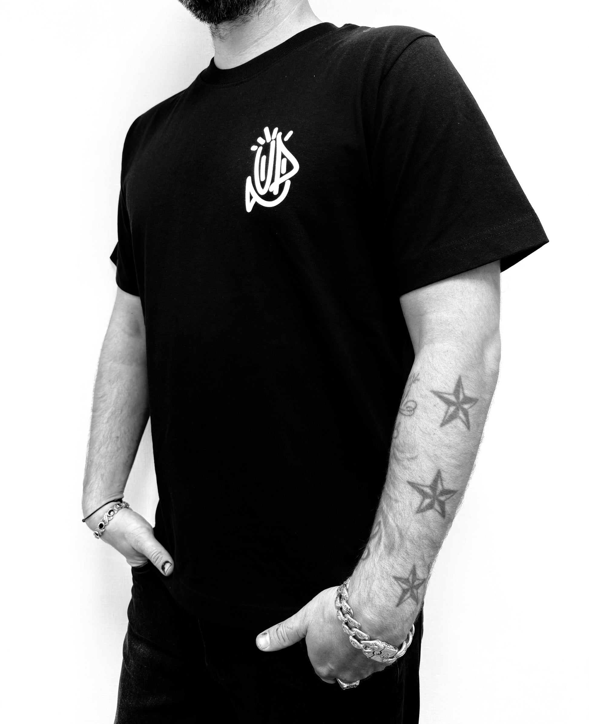 T-shirt streetwear 4U Onemizer porté face logo poitrine