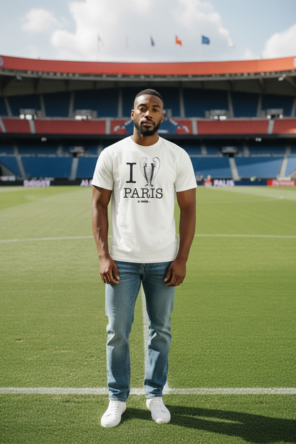 Mannequin portant le t-shirt oversize blanc Paris x Onemizer sur la pelouse du stade du Parc des Princes.
